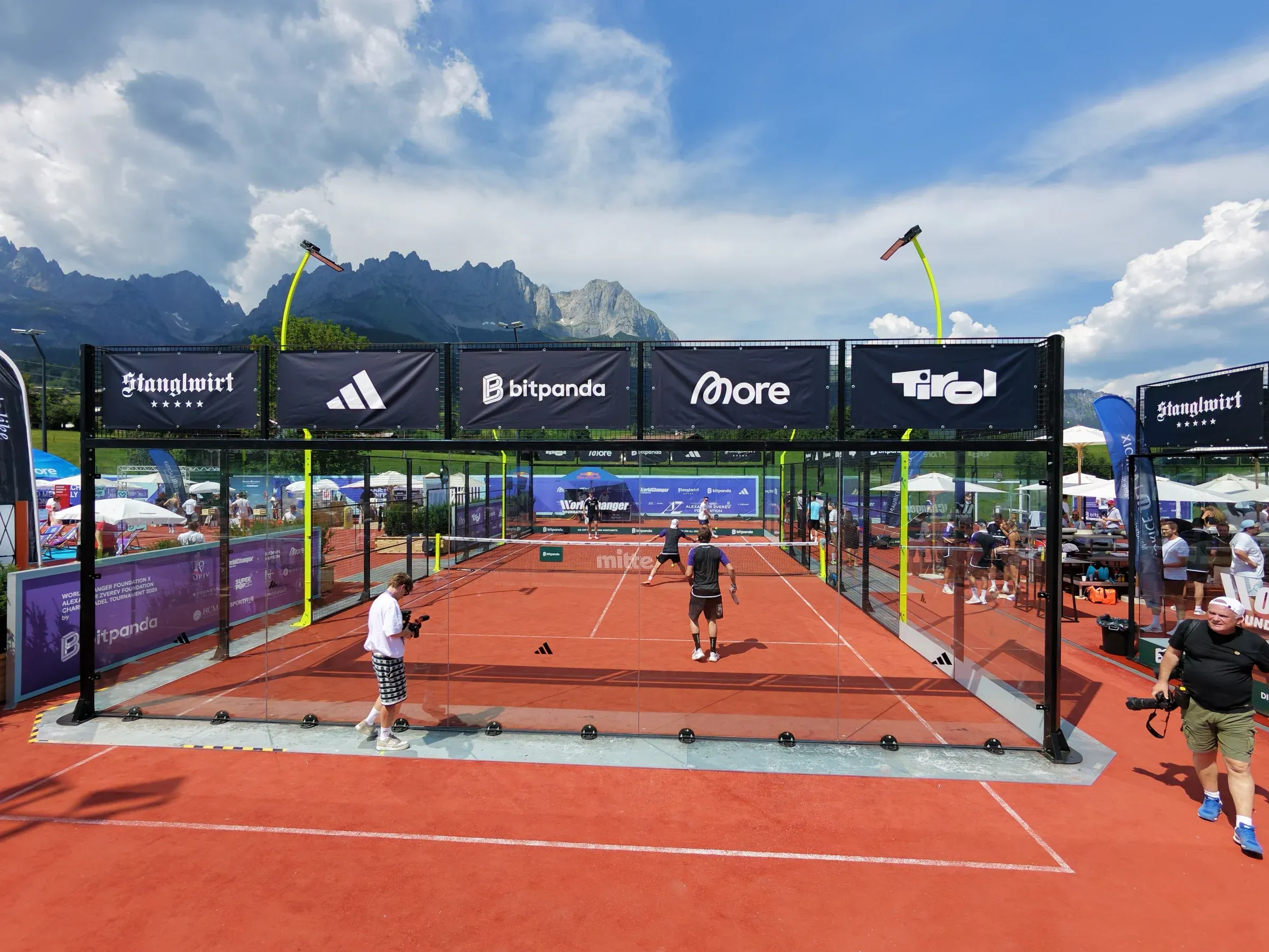 Pop-Up Court auf rotem Belag am Stanglwirt, im Hintergrund die Berge des Wilden Kaisers