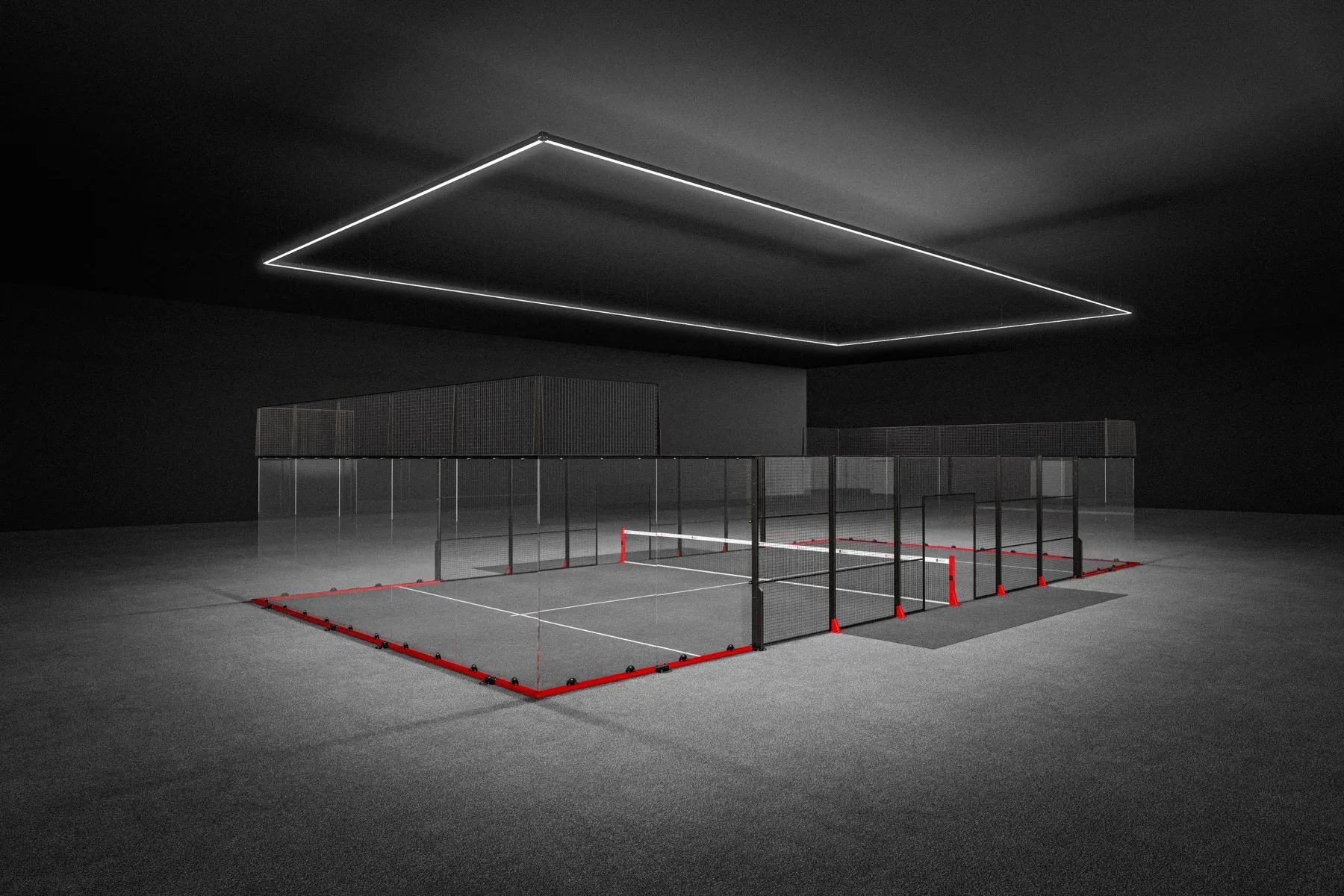 Umlaufender LED-Lichtrahmen über einem Indoor-Padel-Court in einer dunklen Halle