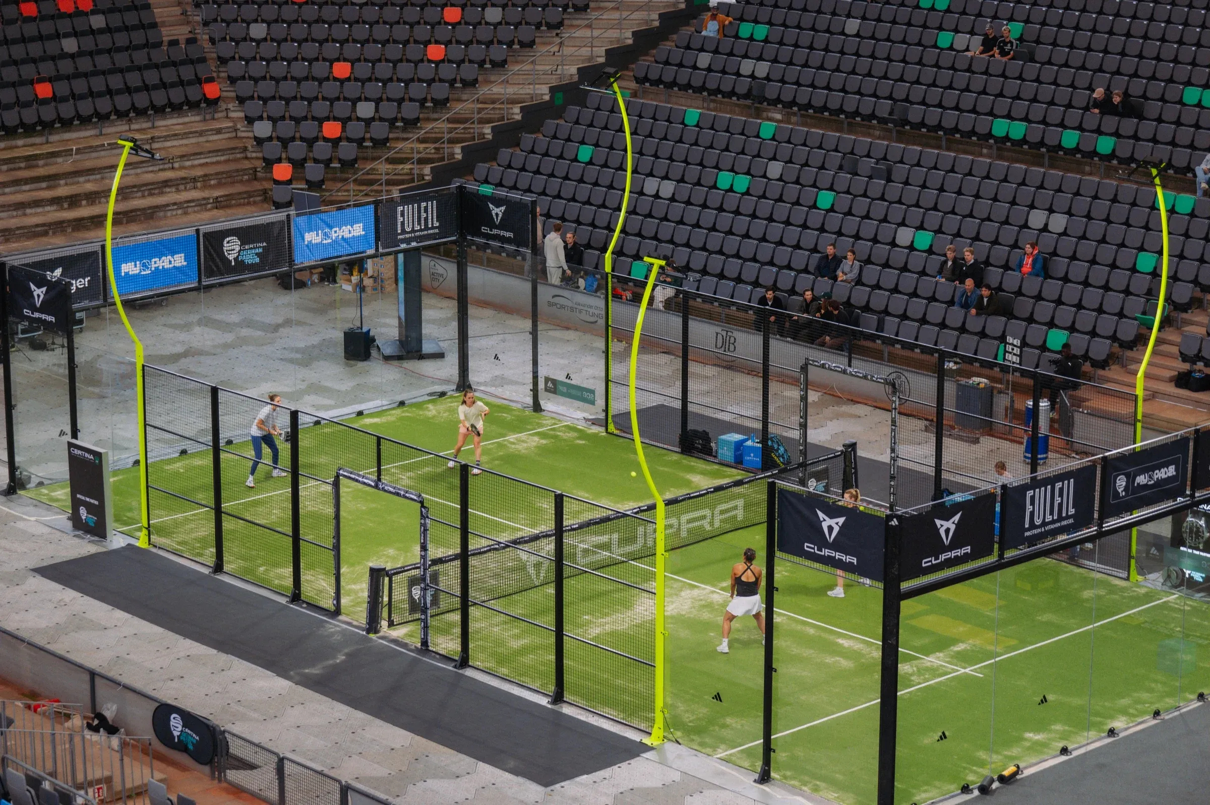 Pop-Up Court mit grünem Turf und gelben Lichtmasten im Tennisstadion am Rothenbaum, von der Tribüne aus gesehen