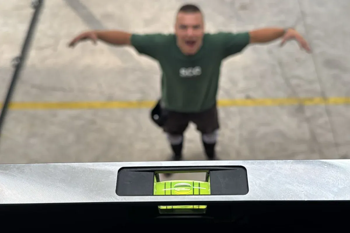 Das SCC-Team bei Arbeiten an einem Padel Court