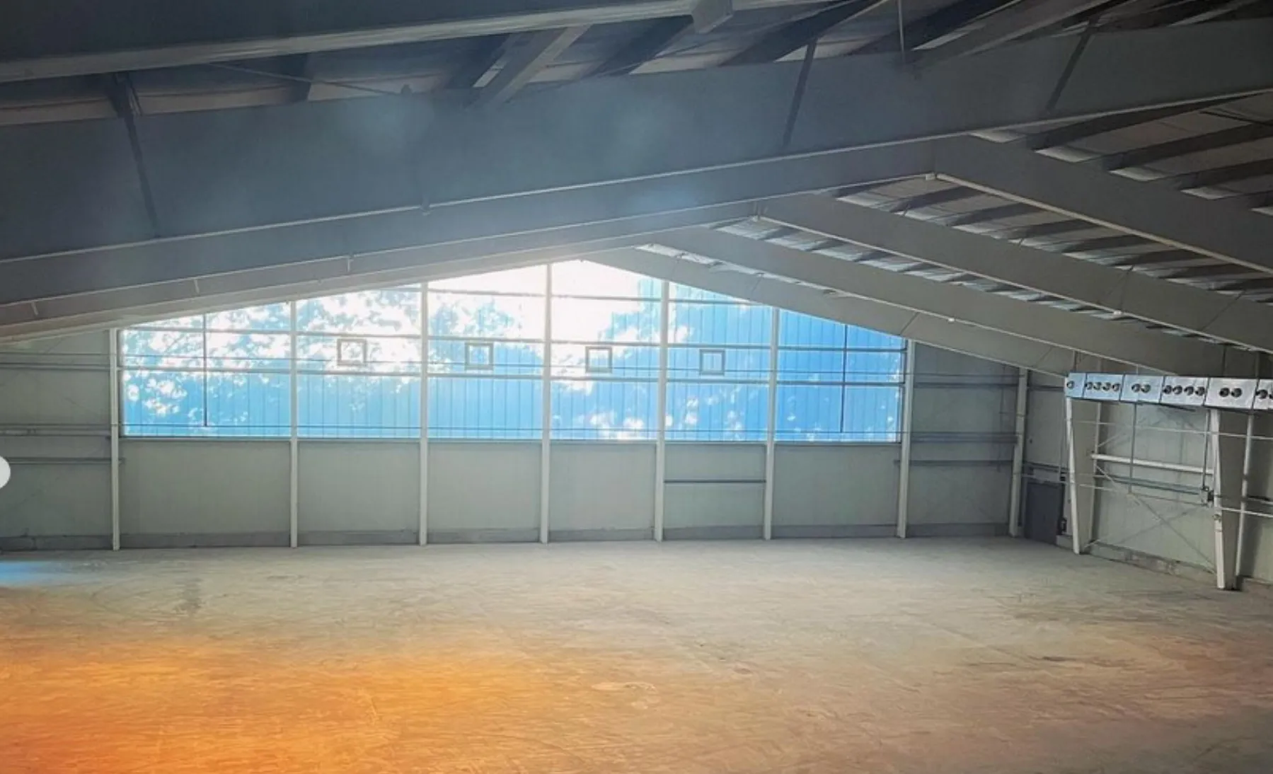Leere Halle vor dem Umbau zur Padel-Anlage