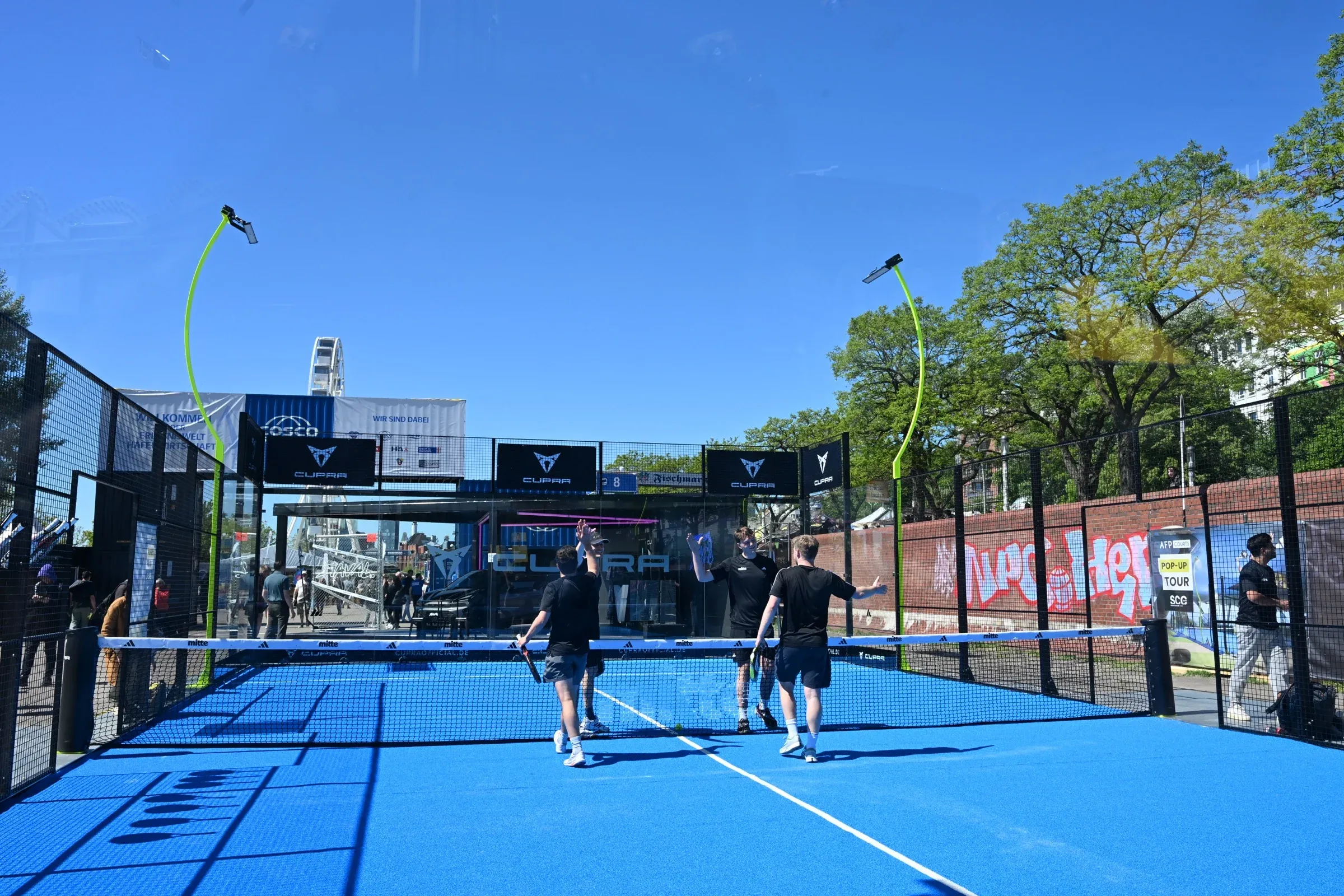 Pop-Up Court adidas PANOARENA 180° mit blauem Turf beim Hamburger Hafengeburtstag 2026