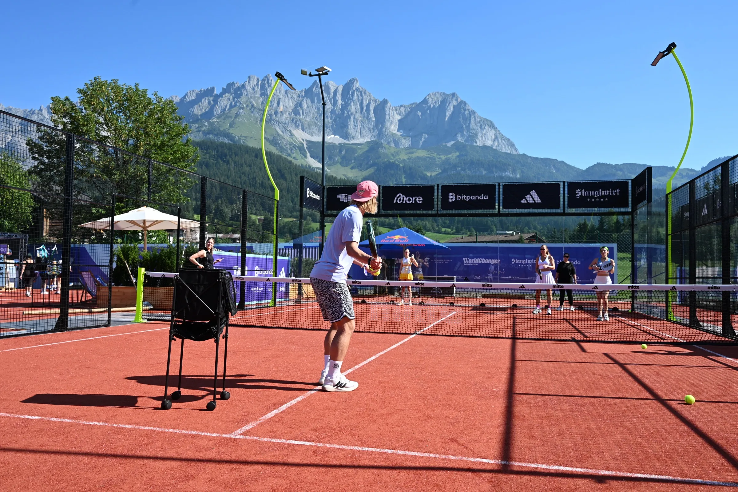 Padel vor dem Wilden Kaiser: der Pop-Up Court der AFP Courts Pop-Up Tour am Stanglwirt in Tirol