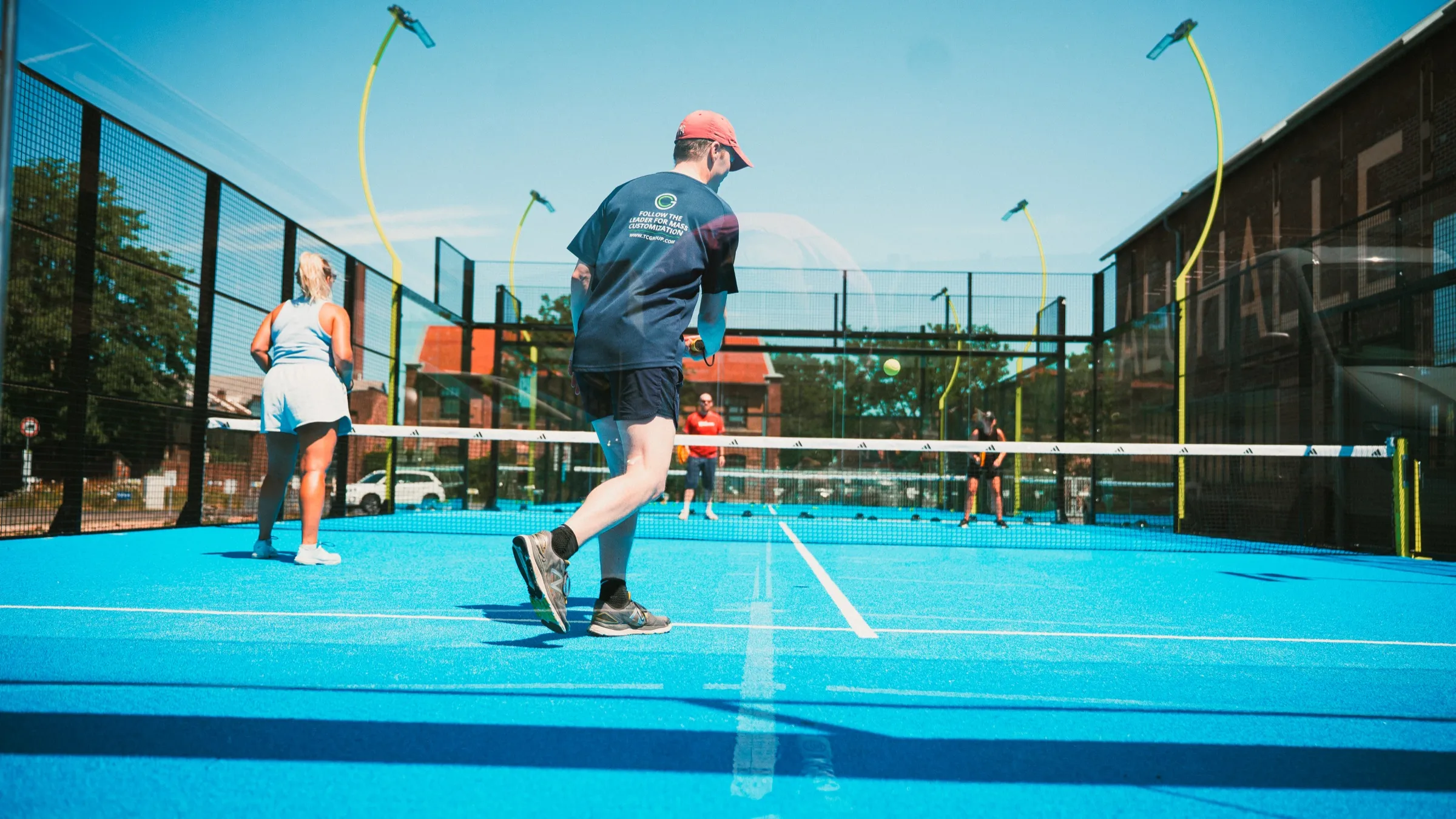 Doppel auf einem blauen Outdoor-Court von The Cube Padel am Carlswerk in Köln